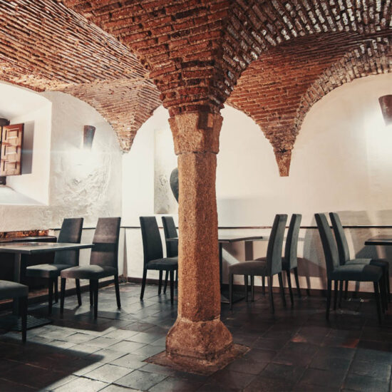 Restaurante en Cáceres. El Jardín de los Golfines, enclavado en el corazón del Casco Antiguo de la ciudad de Cáceres, ofrece un nuevo concepto gastronómico fusionado con la cocina Mediterránea y acompañado de una estética impecable.